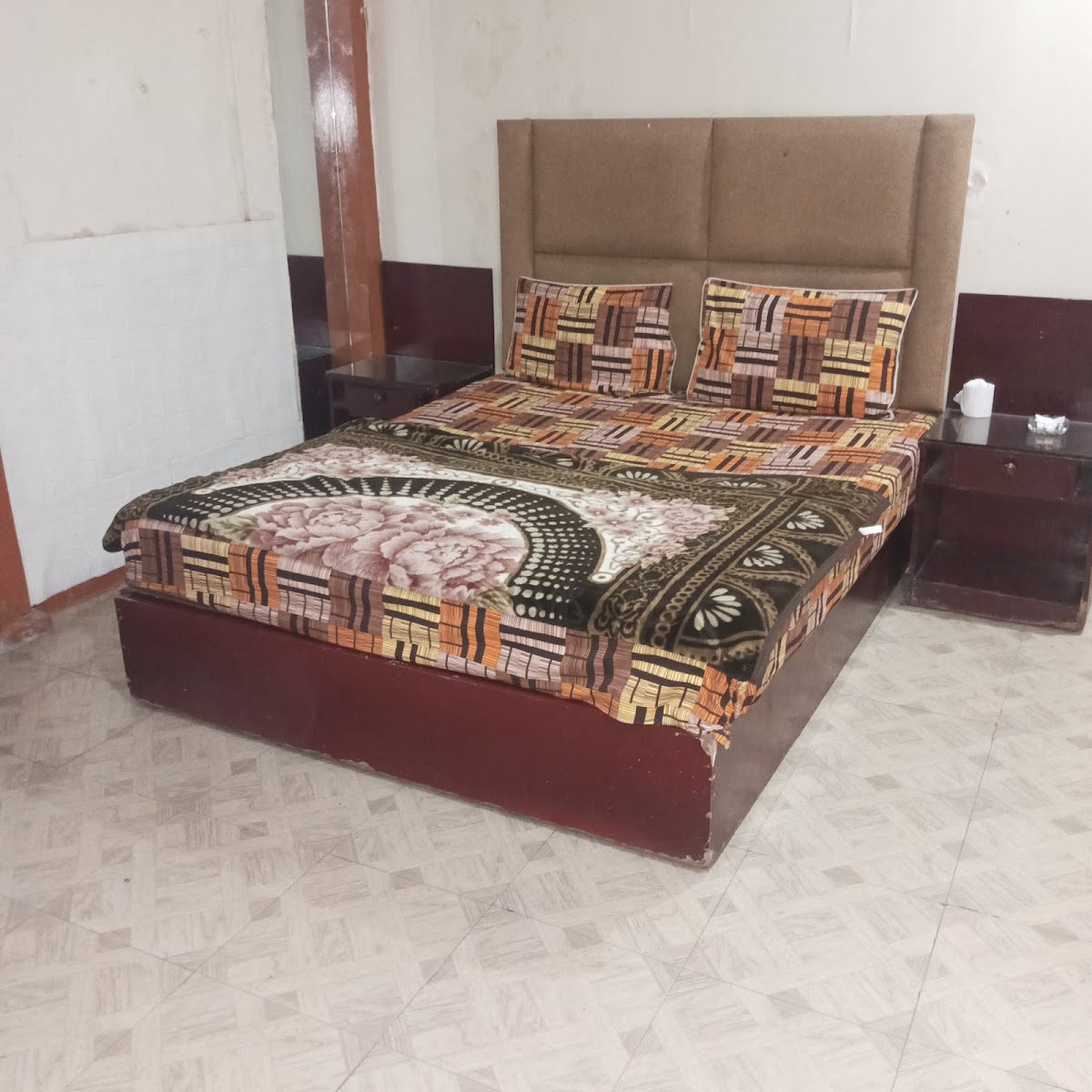 ROYAL FAMILY TIES HOTEL — photo 7
