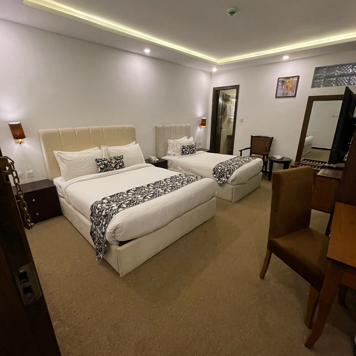 The Majestic Manor Hotel — photo 10