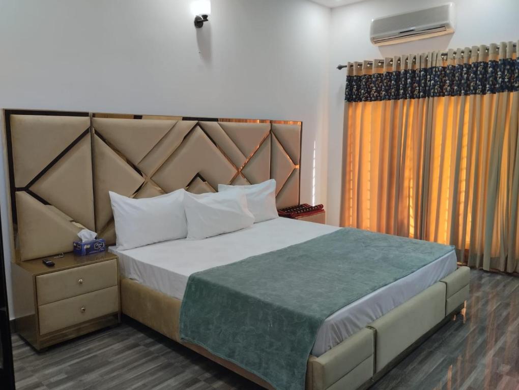 Lahore Luxe Family Couple Guest House - coed hostel in Lahore, Punjab
