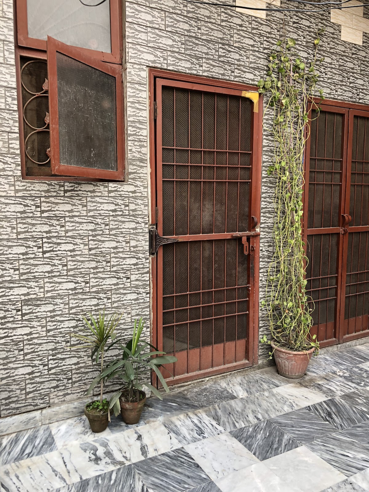 Five Giants Homestay Lahore