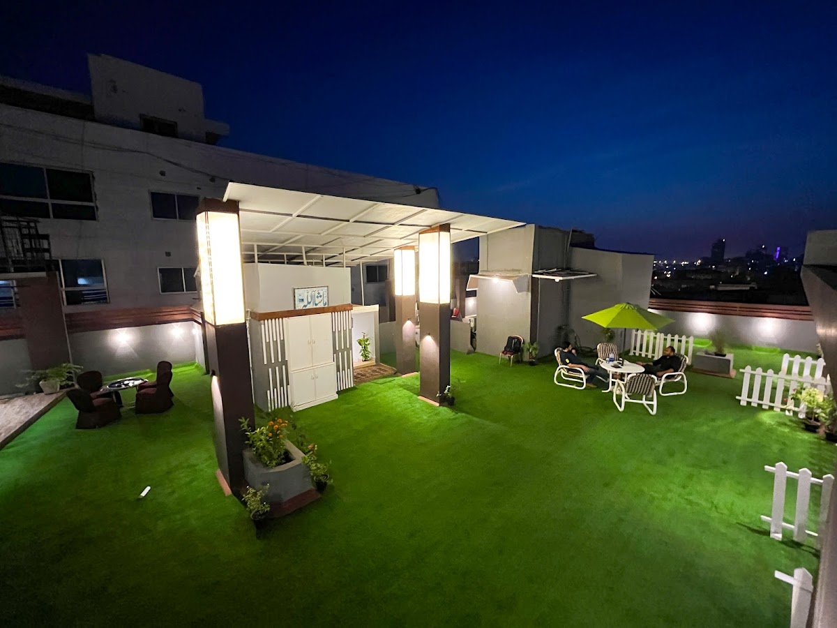 Signature By Hotel Crown Inn - coed hostel in Karachi, Sindh