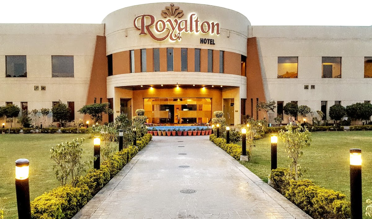 Royalton Hotel Faisalabad . - coed hostel in Faisalabad, Punjab