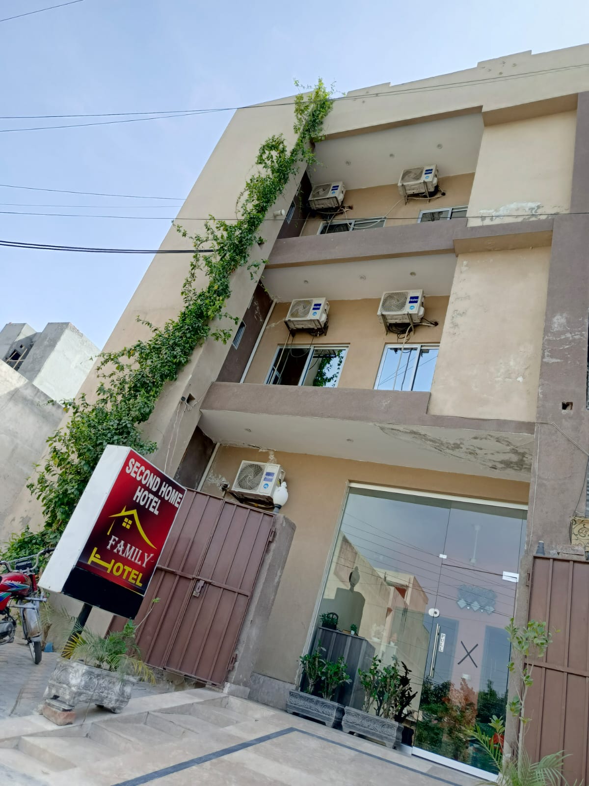 OYO Second Home Family Hotel