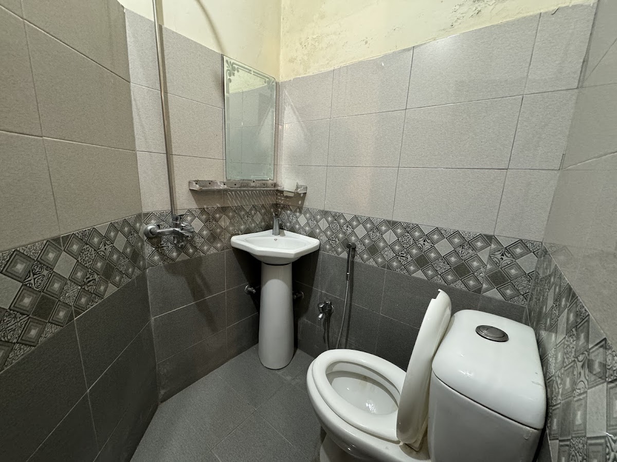 Doves Inn Hotel Kalma Chowk towards Model Town — photo 9