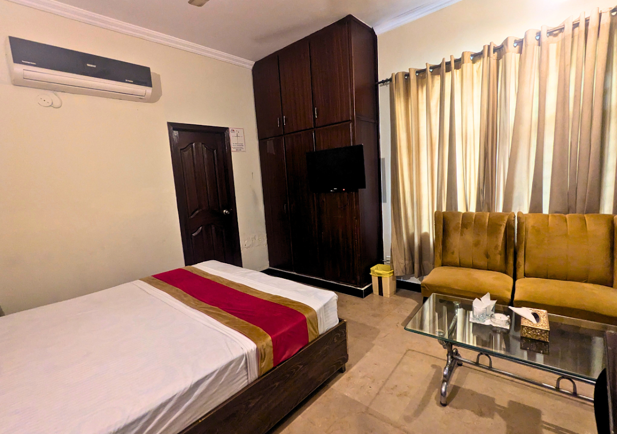 Doves Inn Hotel Kalma Chowk towards Model Town — photo 7