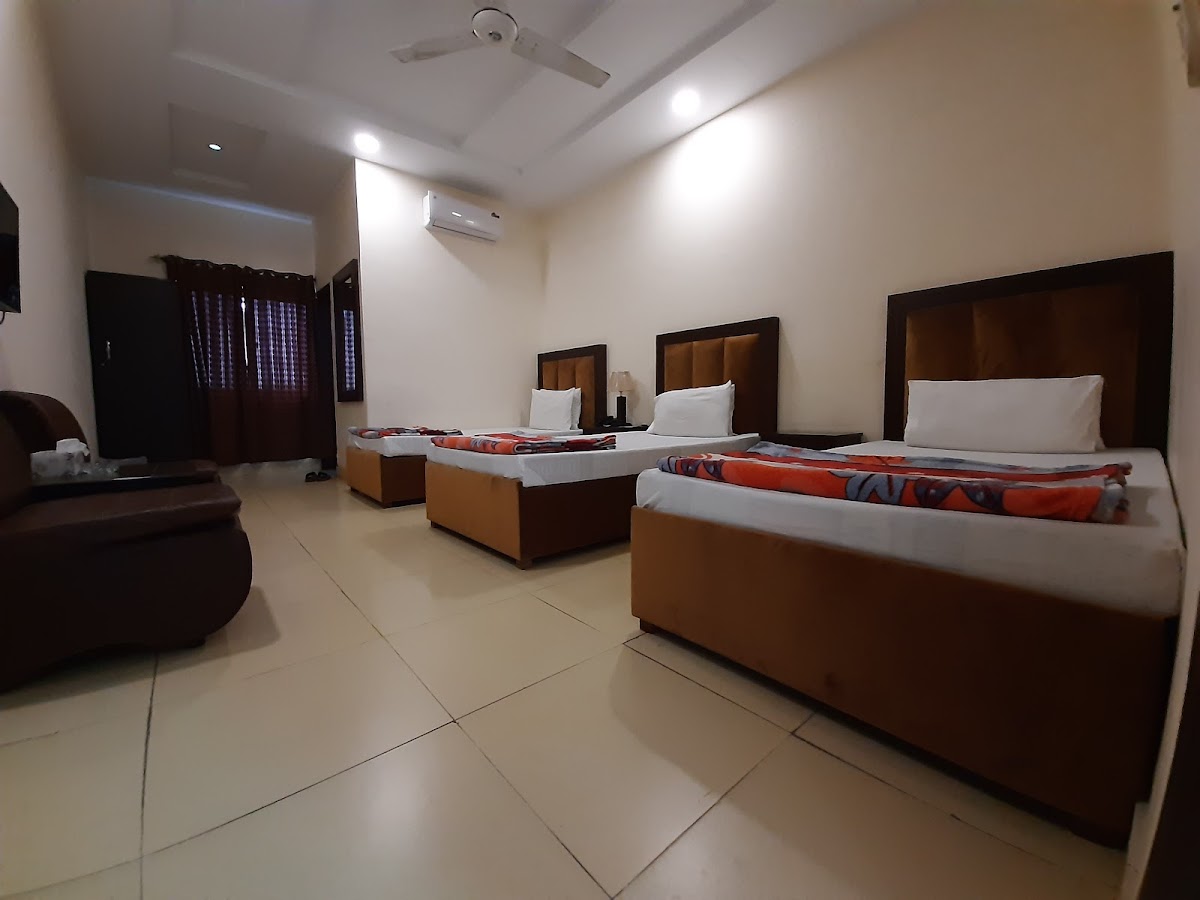 Royalton Inn Hotel - Gulberg — photo 10