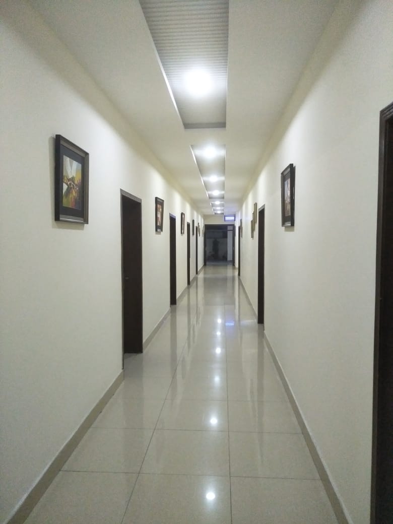 Royalton Inn Hotel - Gulberg — photo 9