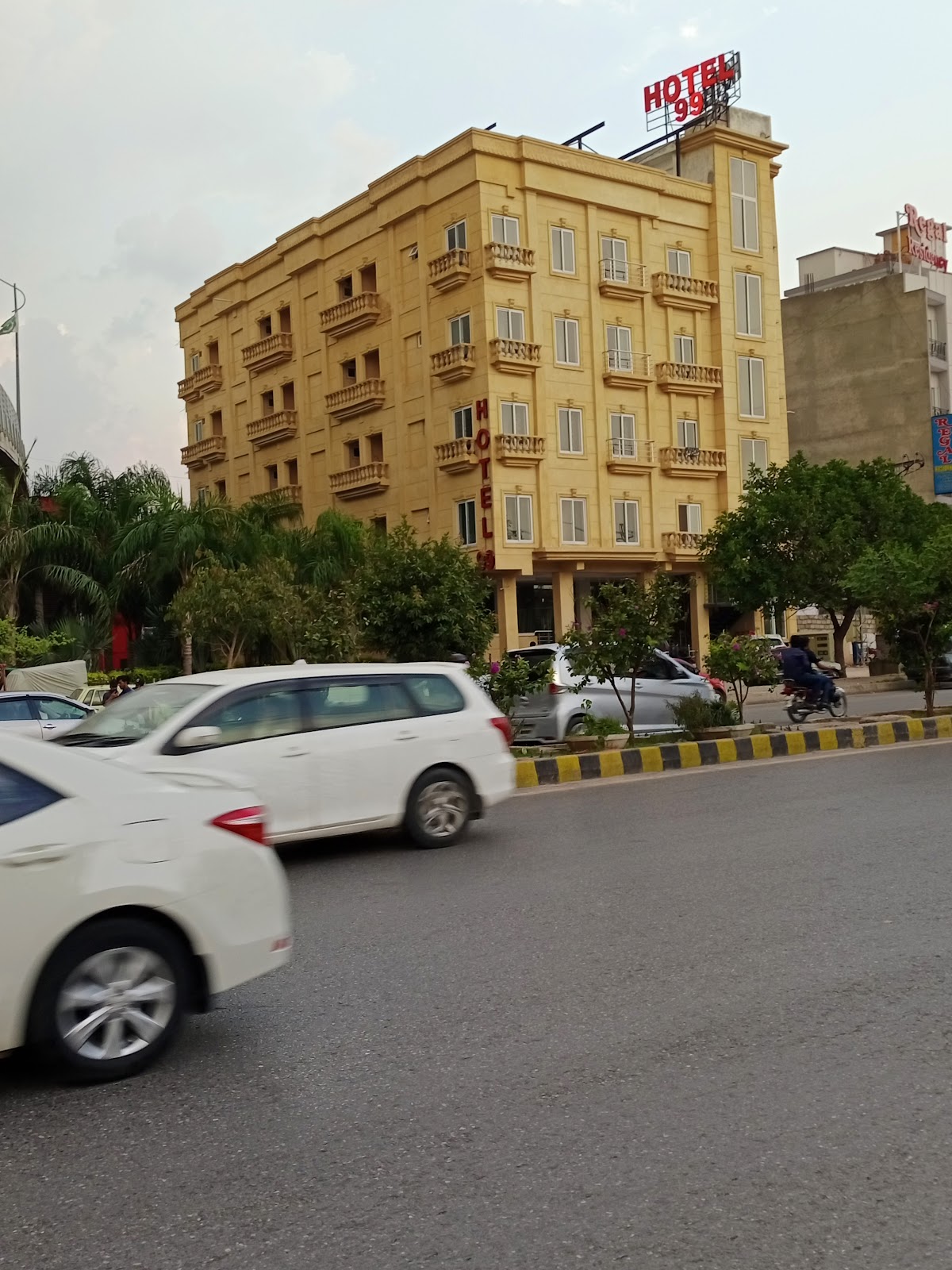 Hotel 99