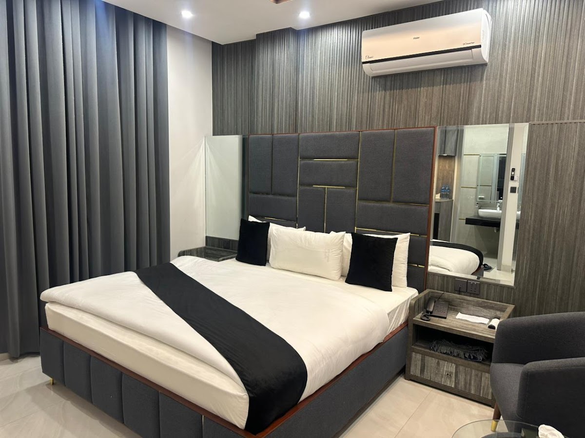 Gold Pine Hotel Mall Road — photo 10